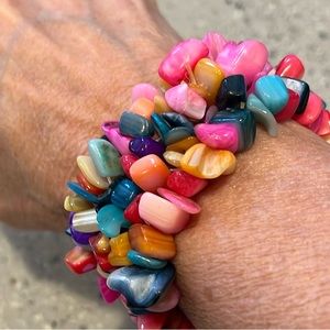 NATURAL CHIP DYED SHELL BEADED STRETCHY CUFF BRACELET